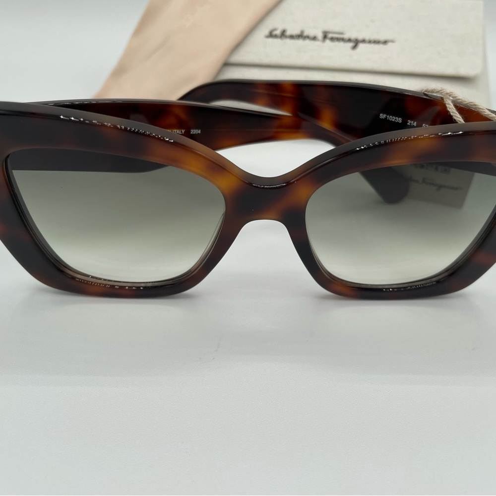 Salvatore Ferragamo Sunglasses SF1023S 214
Tortoise (NWT) - Picture 5 of 8